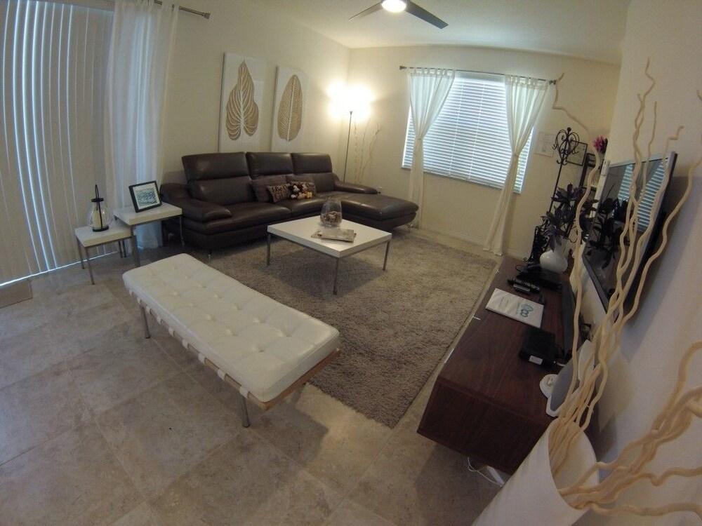 آكو 63675 - بيلا فيدا ريزورت - 4 بد رومز 3 باث رومز تاون هاوس منطقة الجلوس في الردهة