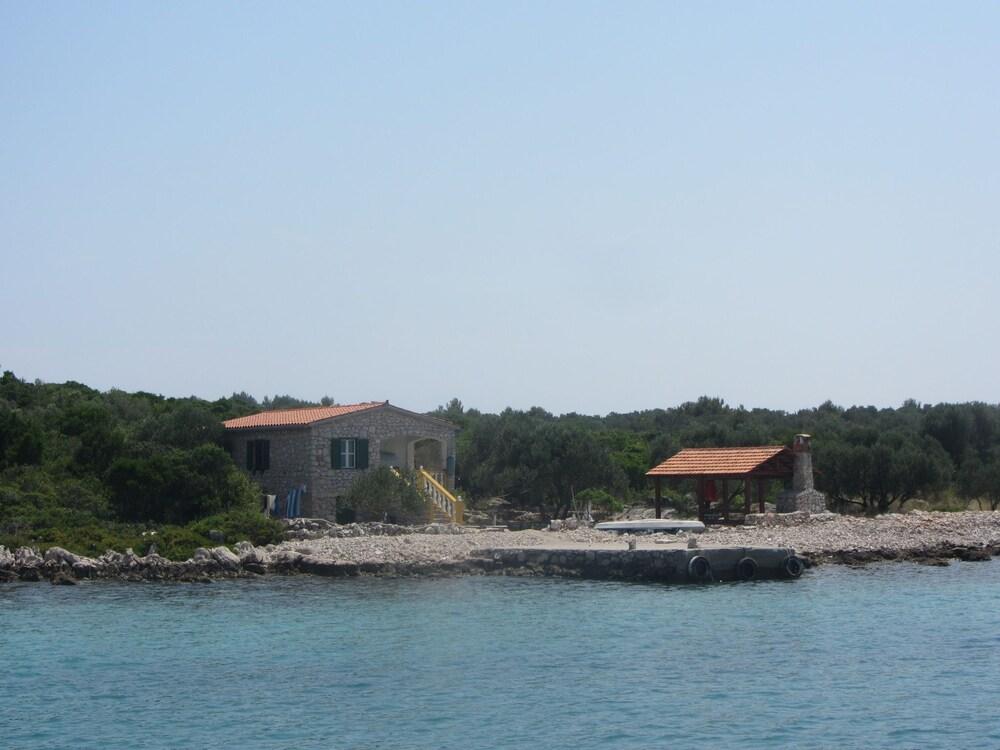 Back to Basics in This Cozy Fisherman's Cottage by the sea on the Island Zizanj Exterior
