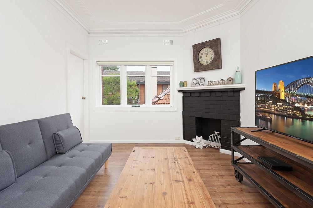 Newly Renovated Apt Close to CBD Unit 2 Exterior