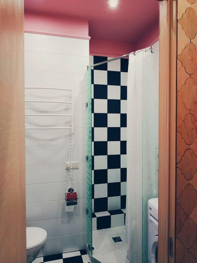 MalinaApt Alice in Wonderland Bathroom
