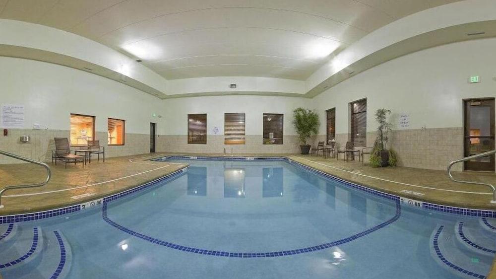 هوليداي إن إكسبرس هوتل آند سويتس مالون باي آيتش جي حمام سباحة مغطى