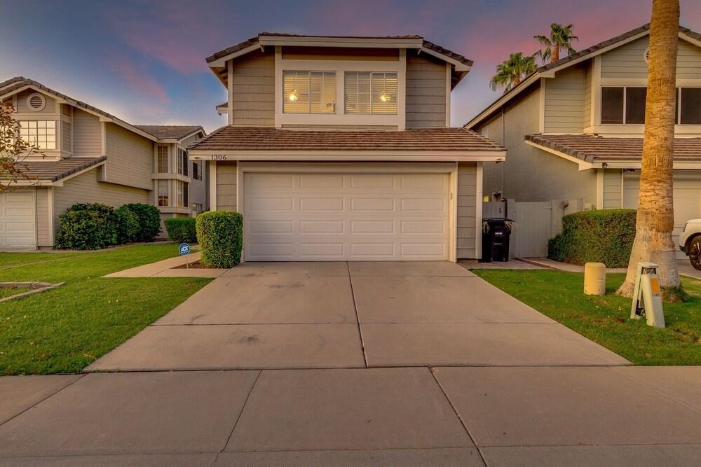 Waterfront w/ Heated Pool and a Paddle Boat in Gilbert! by Redawning المنطقة الخارجية