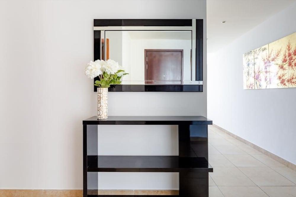 استمتع بفخامة العيش في شقة أنيقة مكوّنة من غرفتَي نوم في دبي مارينا داخلي