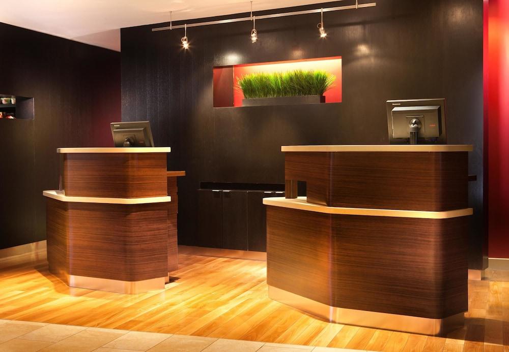Courtyard Marriott Denton Lobby