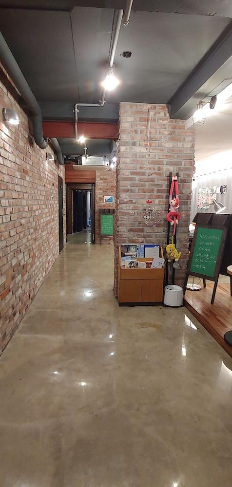 Mokpo White Windmill Guesthouse Lobby