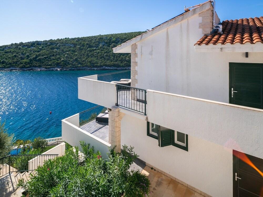 Villa Sine with private pool and a sea view, near the beach in Vinišće Exterior