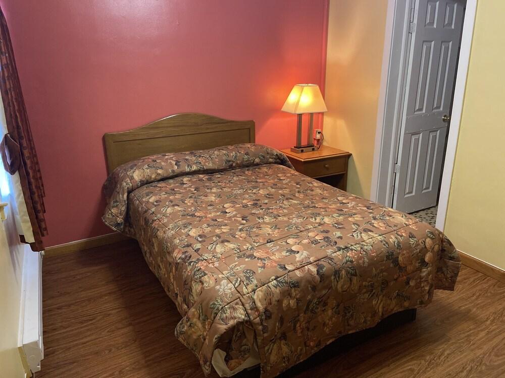 Gateway Inn Room
