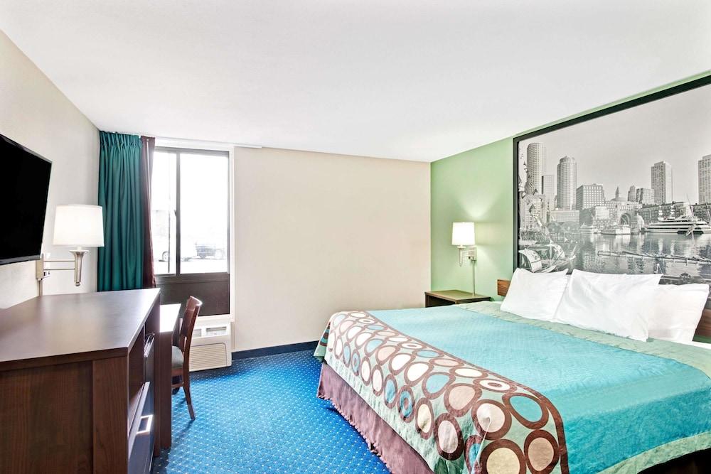 Super 8 by Wyndham Brockton Room