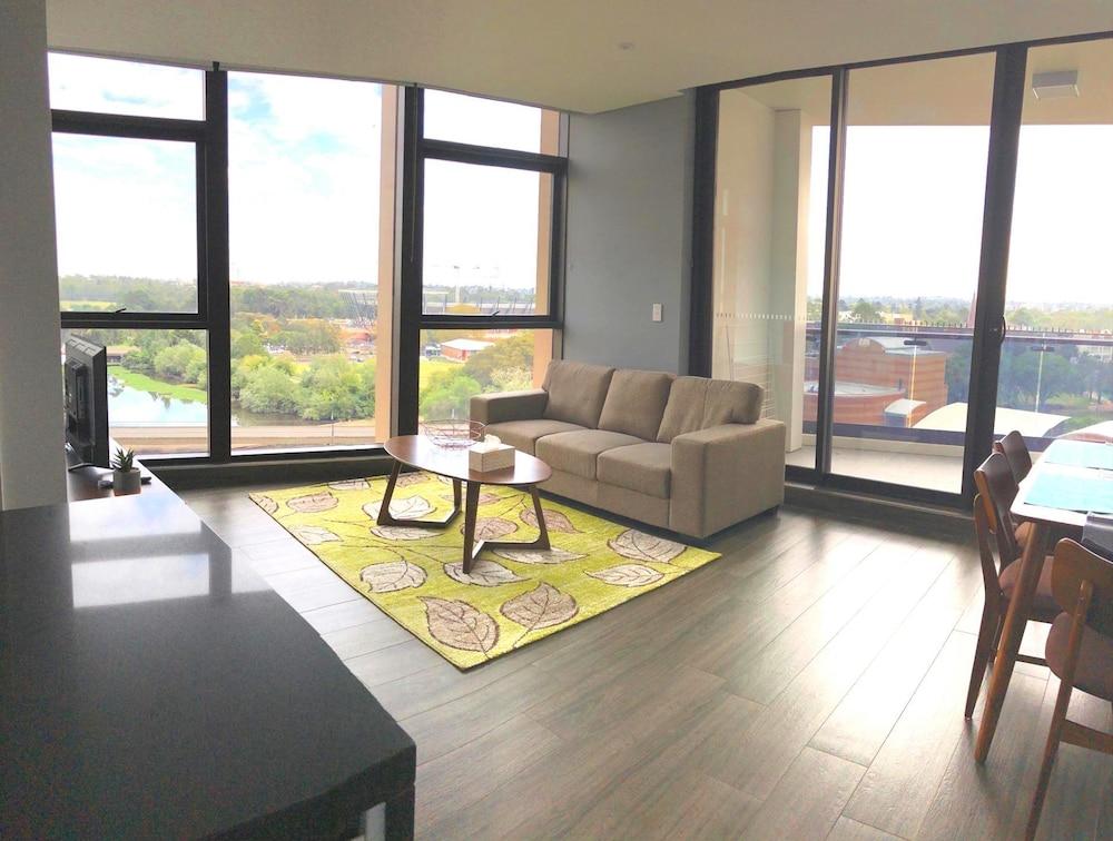 هاي إند ريفرسايد هوم