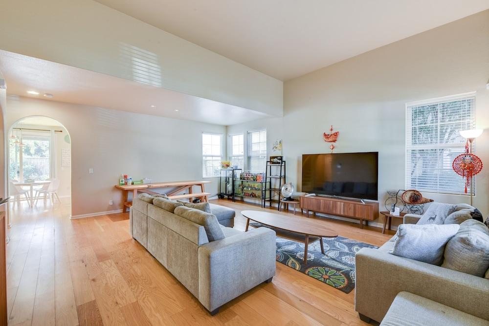 Spacious & Scenic 4br W/ Deskspace In Hayward 4 Bedroom Home by Redawning