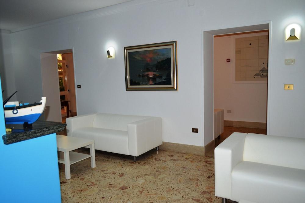 Albergo Delfino Lobby Sitting Area