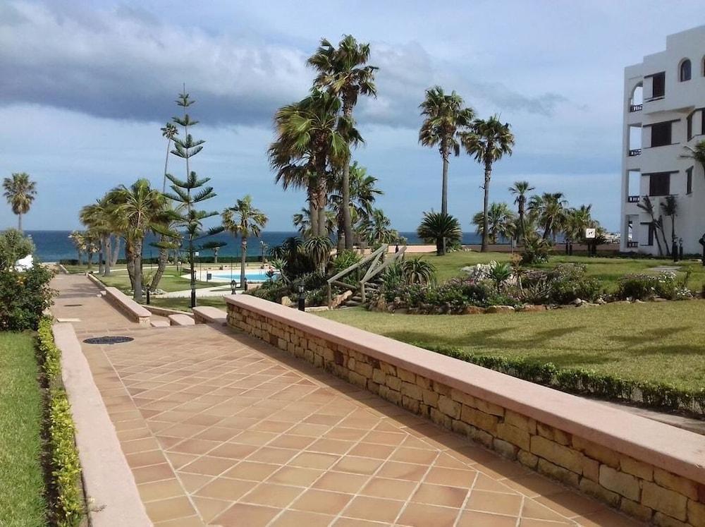 شاطئ وحمام سباحة خاص بمارينا بيتش المنطقة المحيطة بالمنشأة