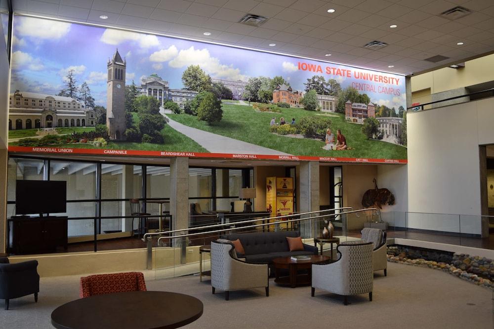 Gateway Hotel and Conference Center at Iowa State University Lobby Lounge