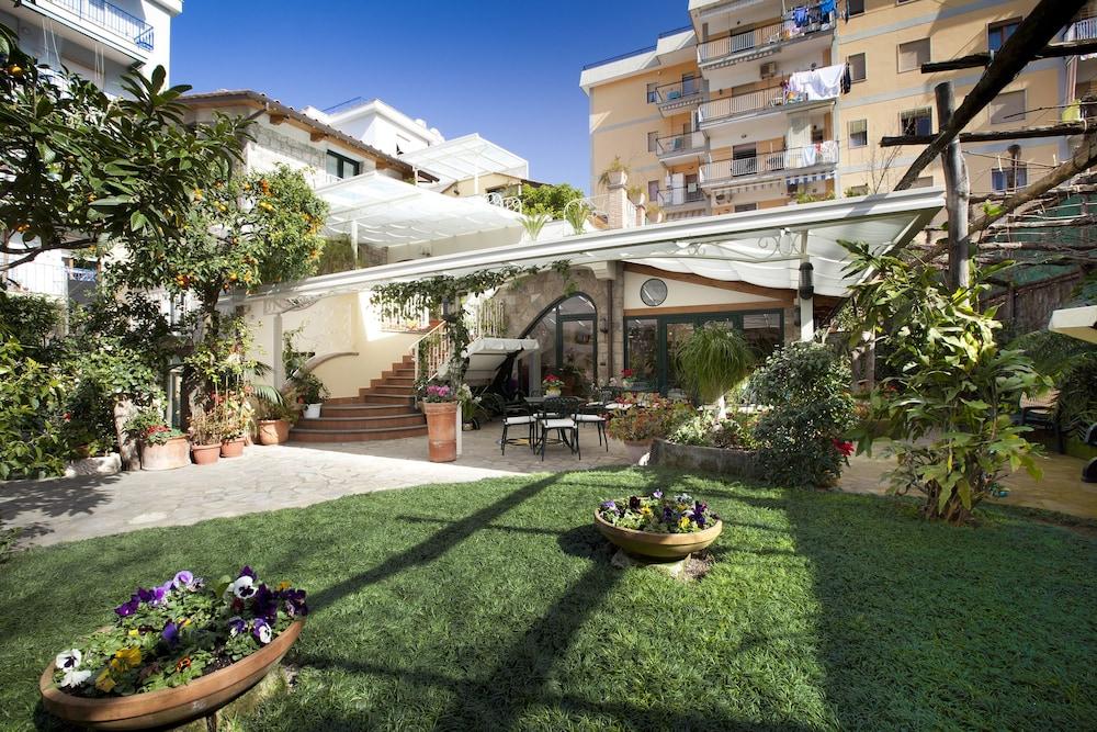 ريليه فيلا أنجيولينا الصورة الأساسية