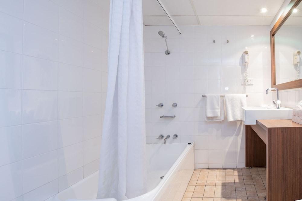 Ibis Styles Mt Isa Verona Bathroom