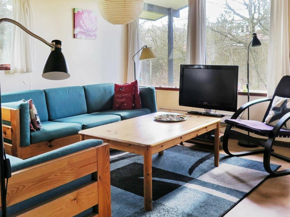 ستيليش هوليداي هوم نير سترور ويذ جاردن فورنيتور غرفة