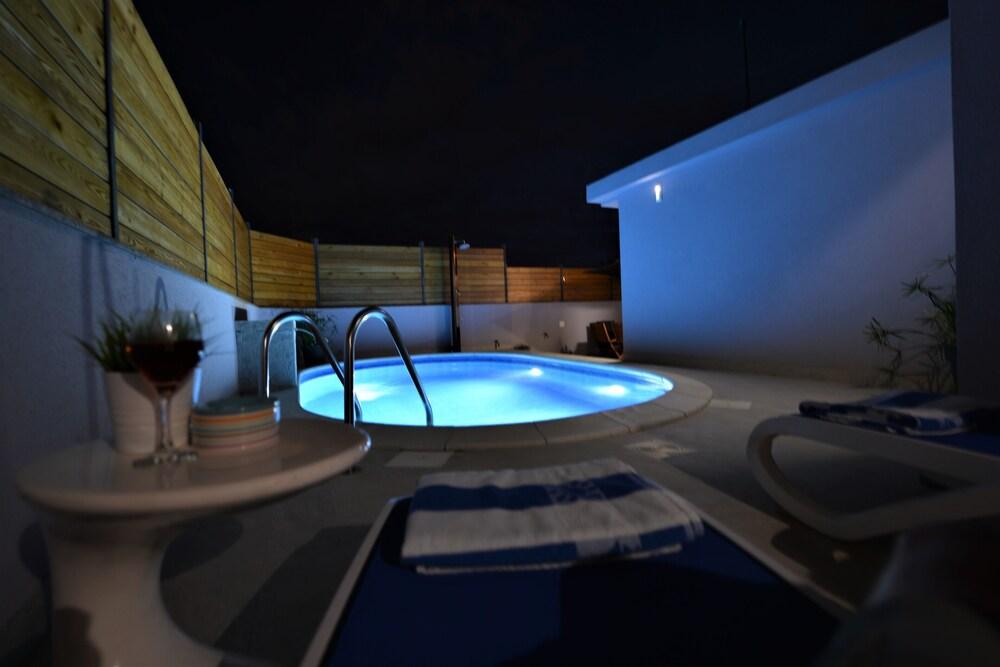 فيلا مكونة من شقتين، بوباندروك في زادار زحليقة مائية