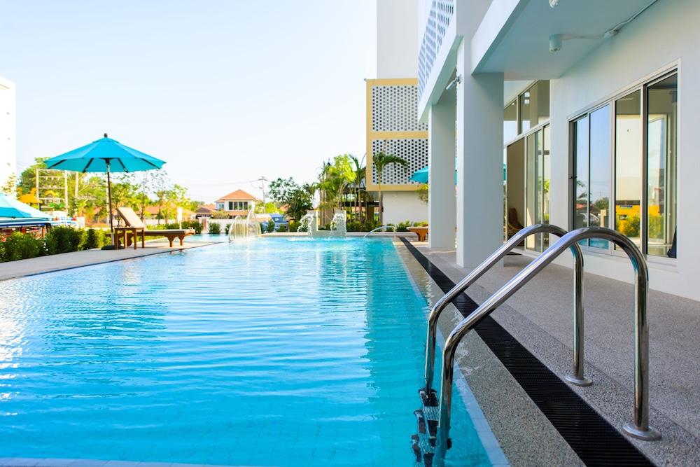 Recenta Suite Phuket Suanluang Waterslide