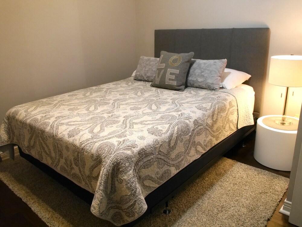 Trendy 1BR Unit on Queen St. W. Room