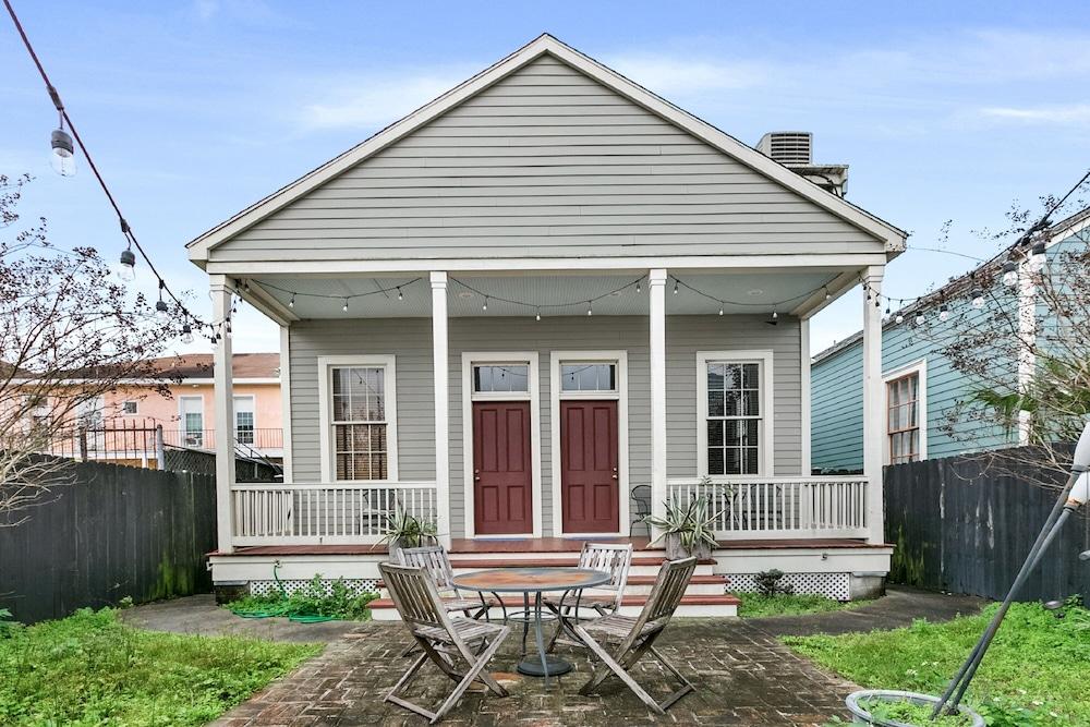 Hosteeva 2BR Steps to St. Charles Ave Featured Image