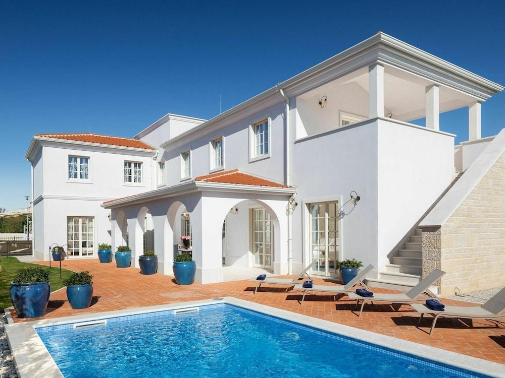 Plushy Villa With Artistic Interiors & Pool in Vabriga