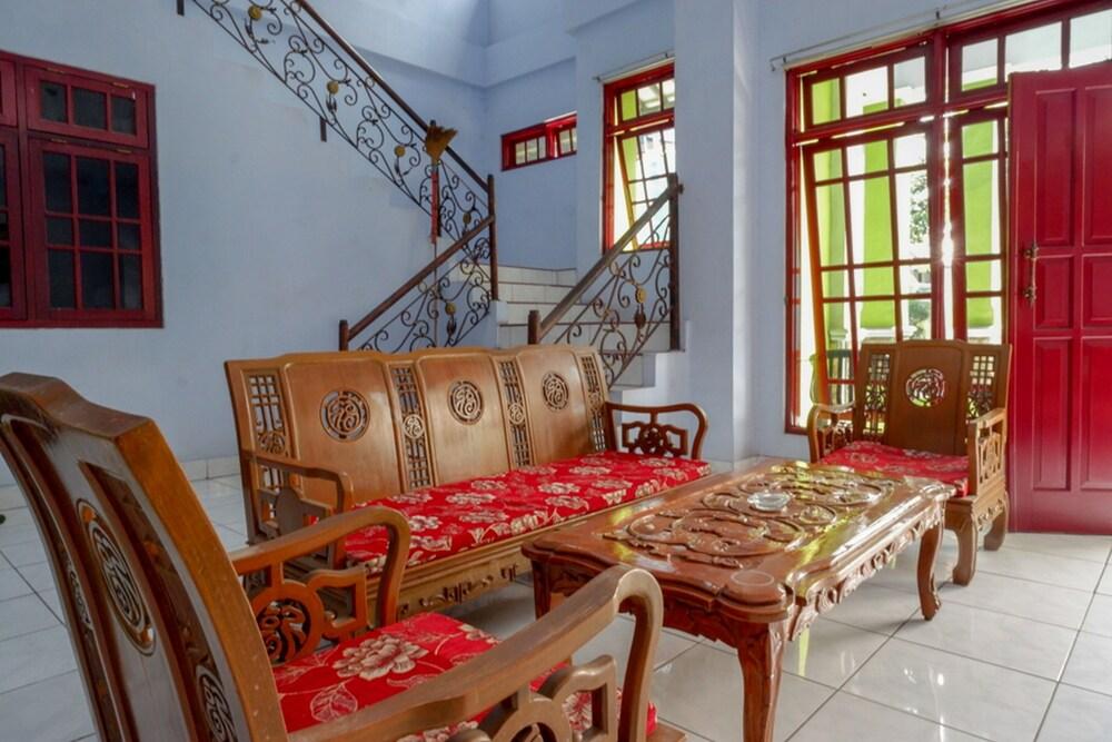 ريد دورز بلس سياريا نير ستاسيون بيكالونجان 2 منطقة الجلوس في الردهة