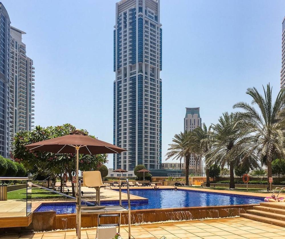 شقة عصرية مضيئة مكوّنة من غرفتَي نوم وإطلالات على دبي مارينا! زحليقة مائية