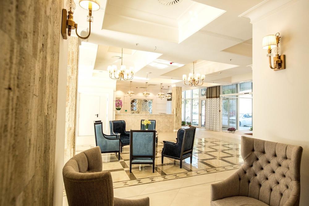جراند هوتل مينيرفا ريزورت آند سبا منطقة الجلوس في الردهة