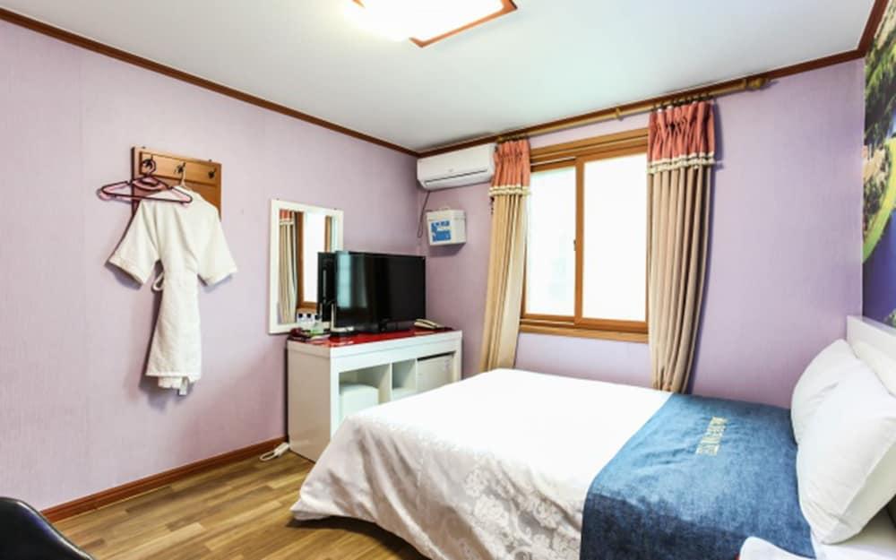 Jeongdongjin Motel Room