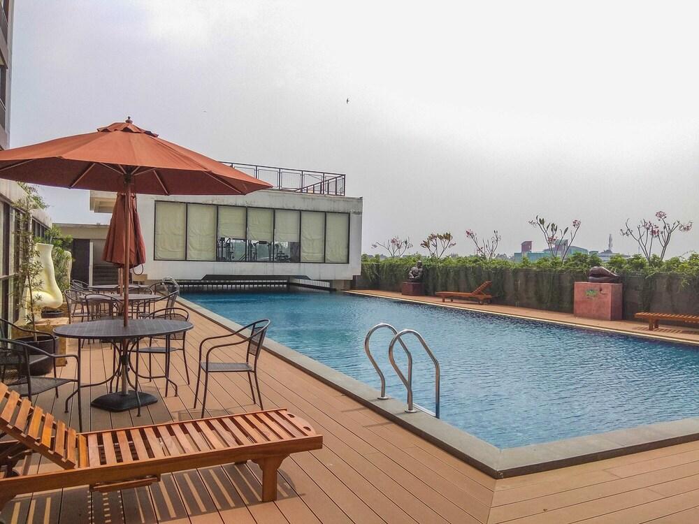 Minimalist and Comfortable Studio Dave Apartment Outdoor Pool