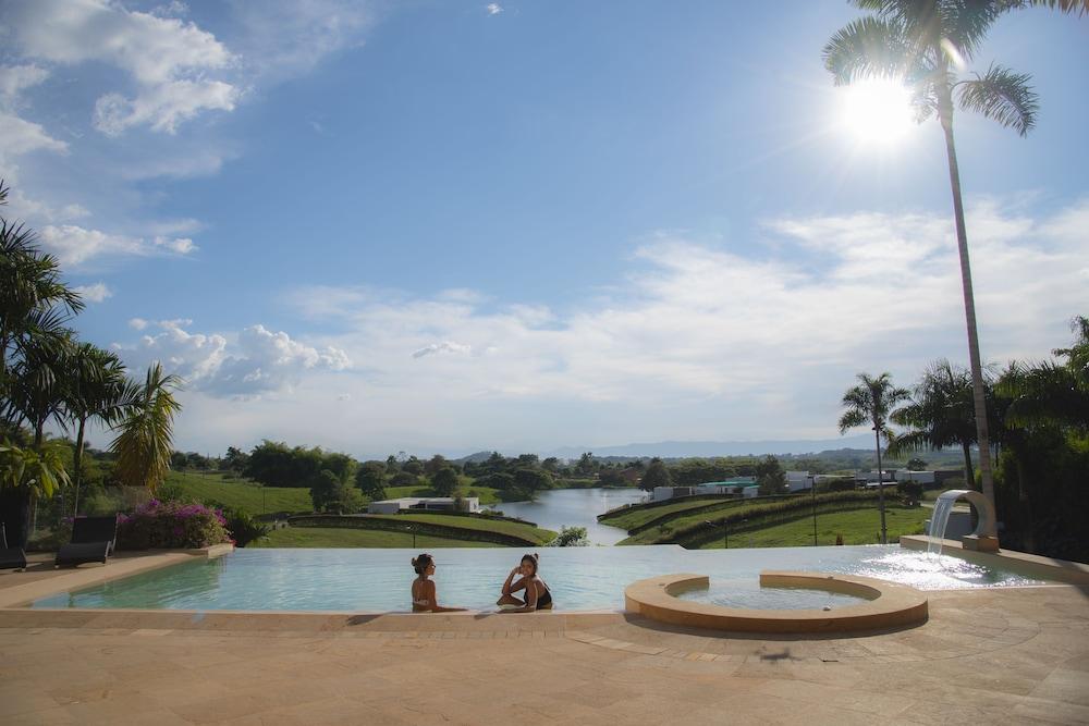 فيسوس هوتل بوتيك آند سبا حمام سباحة لا متناهي