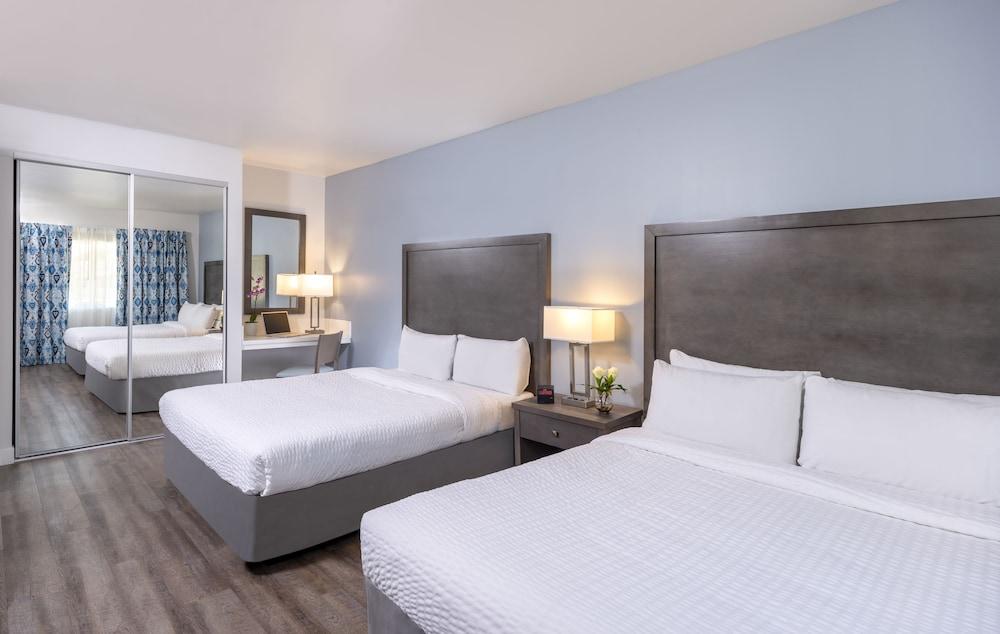 بيتش فرونت إن آند سويتس آت دانا بوينت غرفة