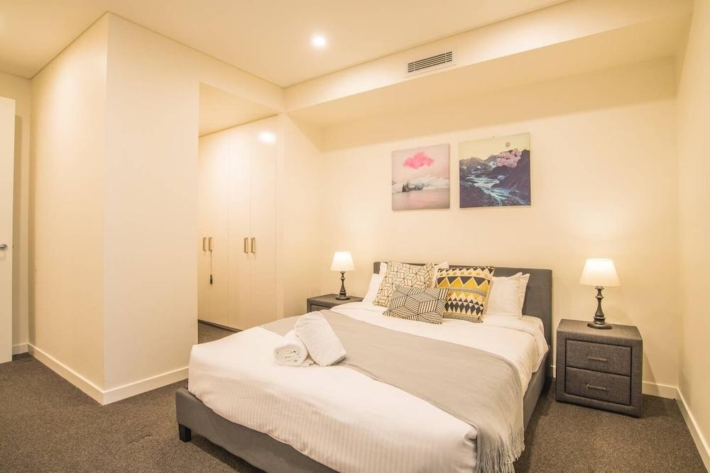 Modern 2bed2bath APT at Neutral Bayparking+wifi Room