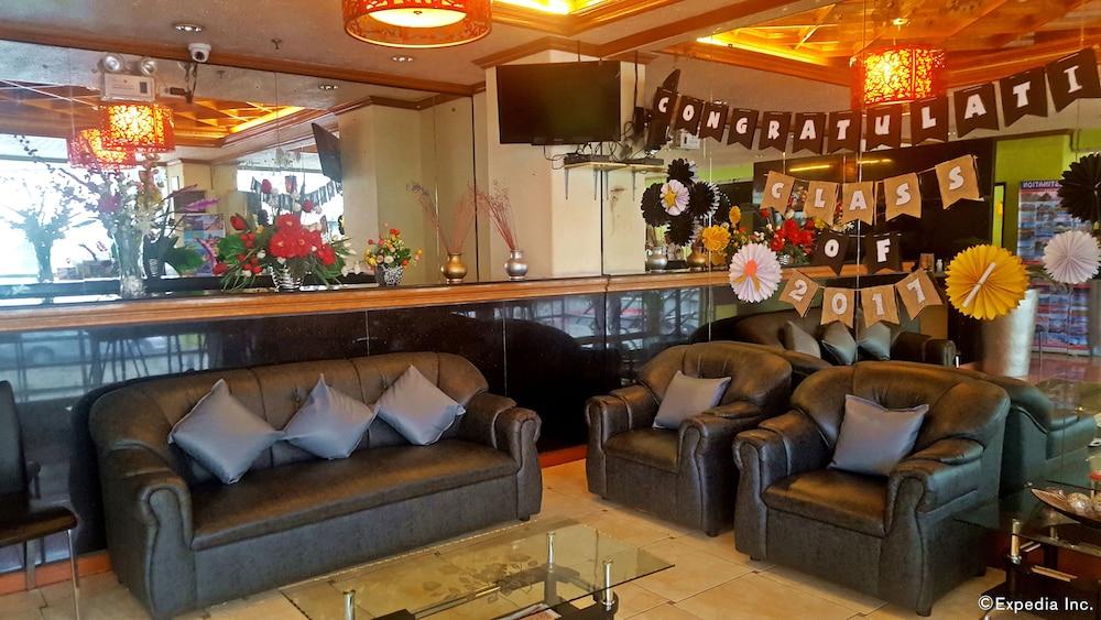 C & L Bay View Inn Lobby Sitting Area