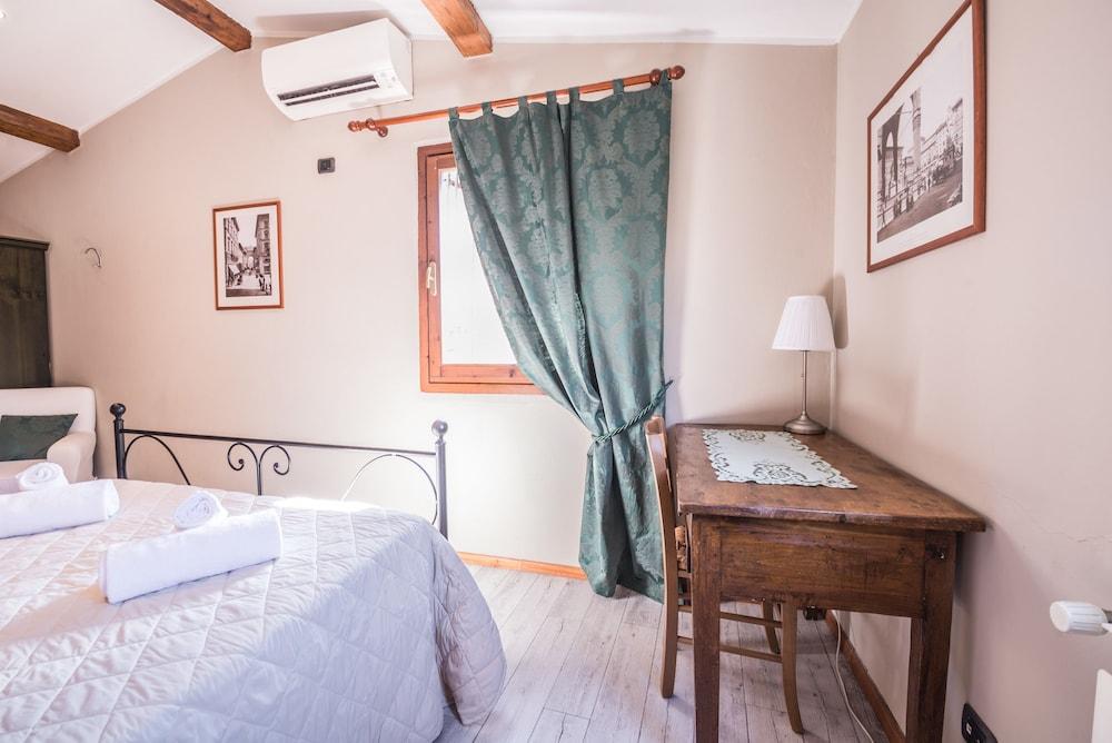 A Few Steps to The Duomo Elegant 2BD Apt Room