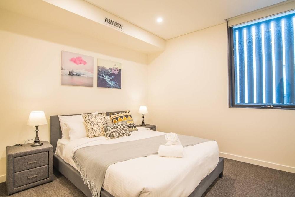 Modern 2bed2bath APT at Neutral Bayparking+wifi Room