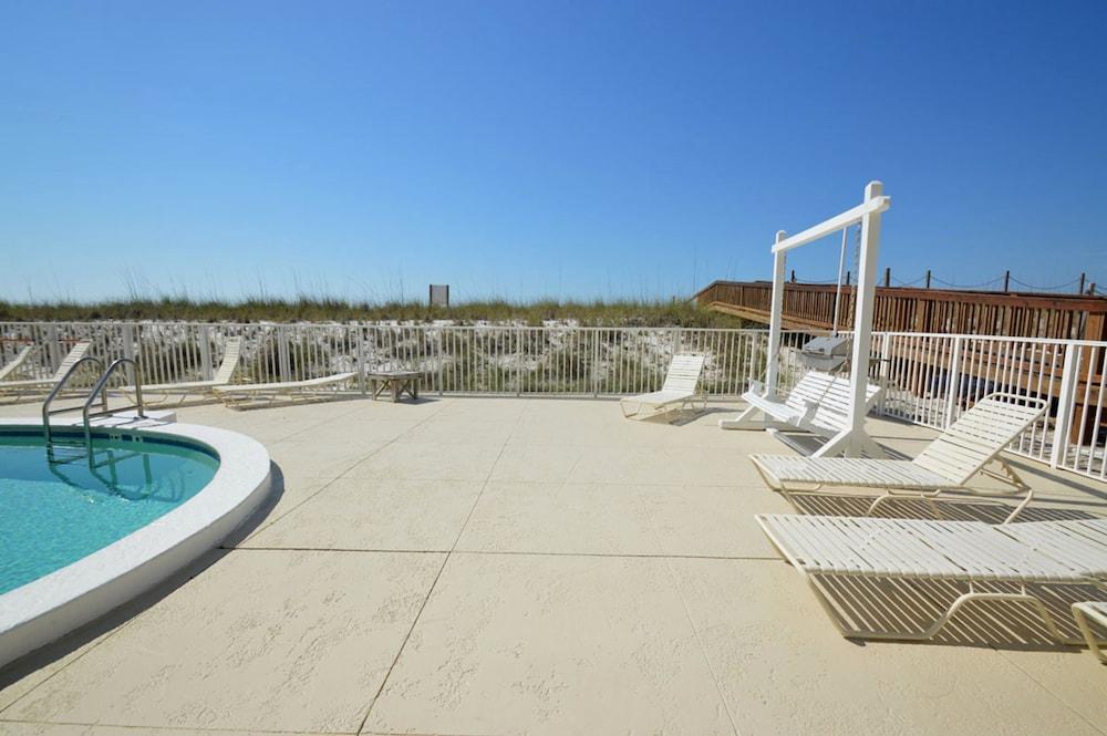 إيدج ووتر 43 باي بيند فاكيشن رينتالز زحليقة مائية