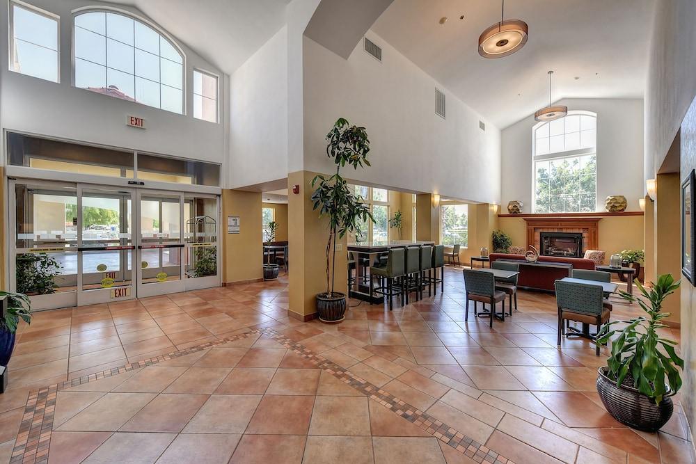 هوليداي إن إكسبرس هوتل آند سويتس مانتيكا باي آيتش جي المنطقة الخارجية