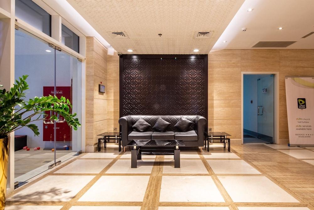 شقة غنية ونابضة بالحياة مكوّنة من غرفتي نوم مع مكتب في وسط مدينة دبي الردهة