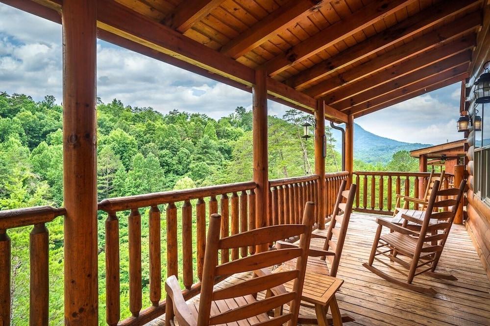 Heavenly Hideaway 4 Bedroom Home by Redawning