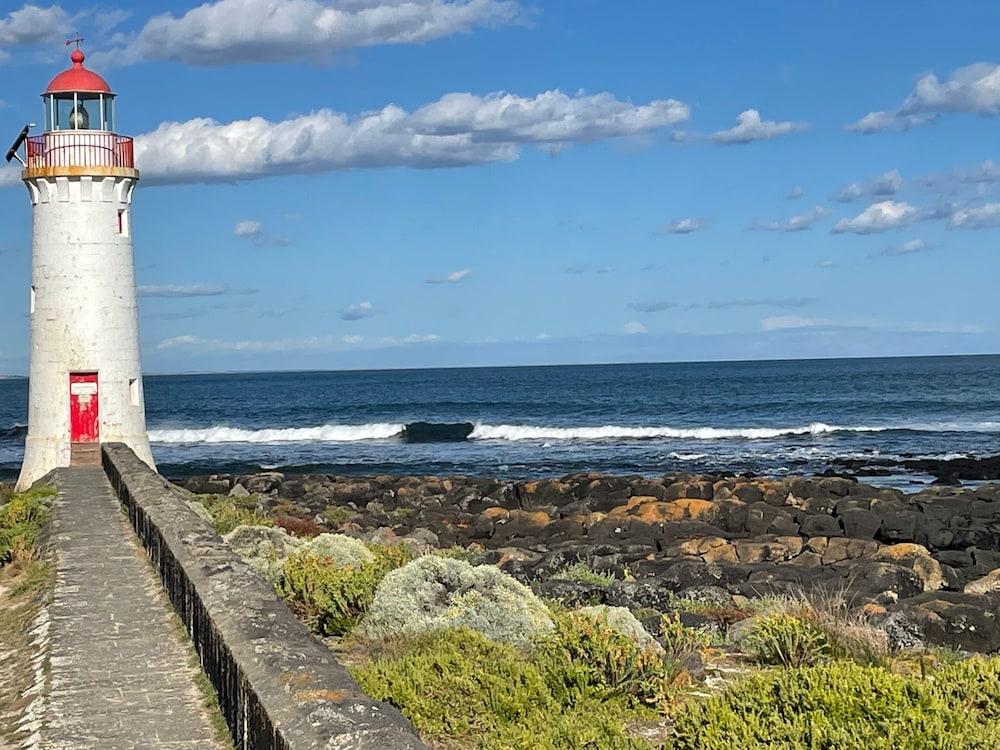 سايلز - إليجانت، سبيشوس بيتش فيلا الشاطئ