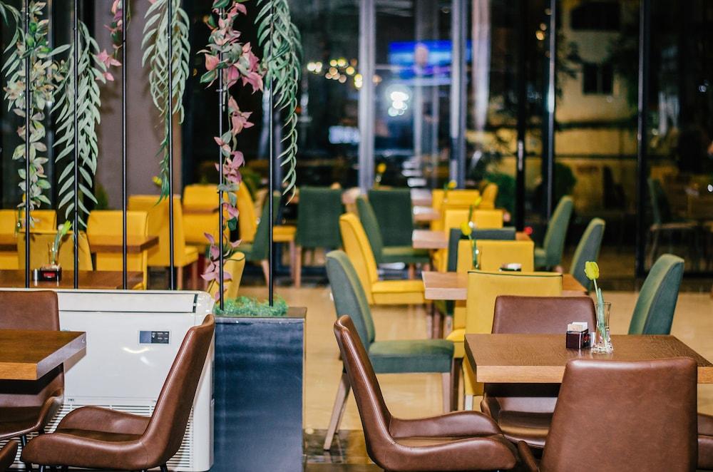 في آيتش بريميير آس تيرانا هوتل منطقة الانتظار في الردهة