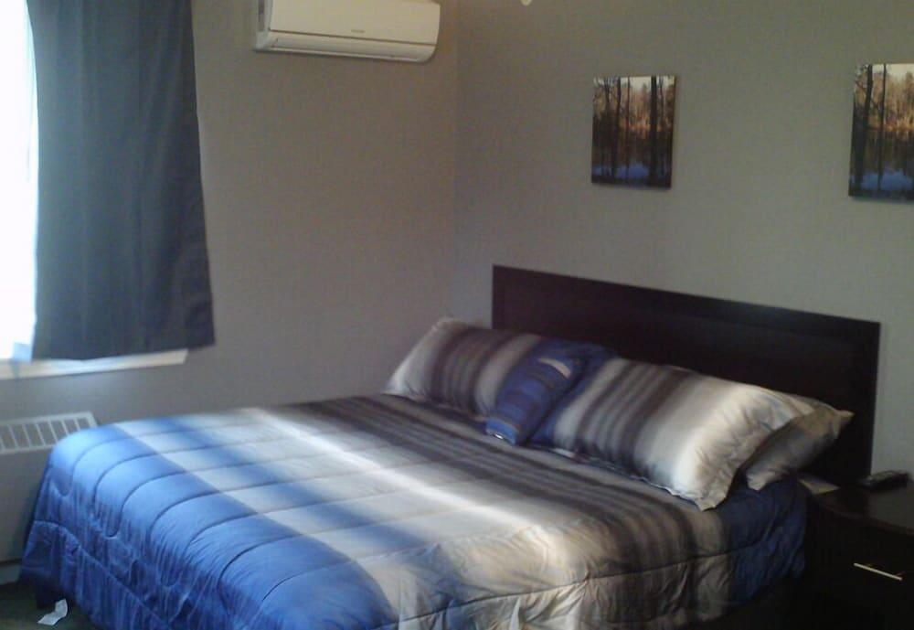 Pine Tree Inn Room