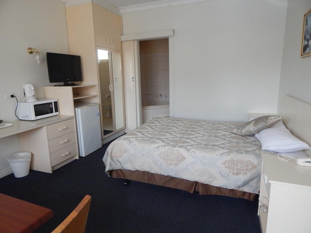Jacksons Motor Inn Room