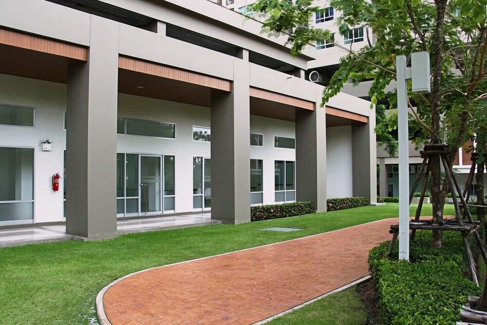 لومبيني فيل ناكلوا جود لاك المنطقة المحيطة بالمنشأة