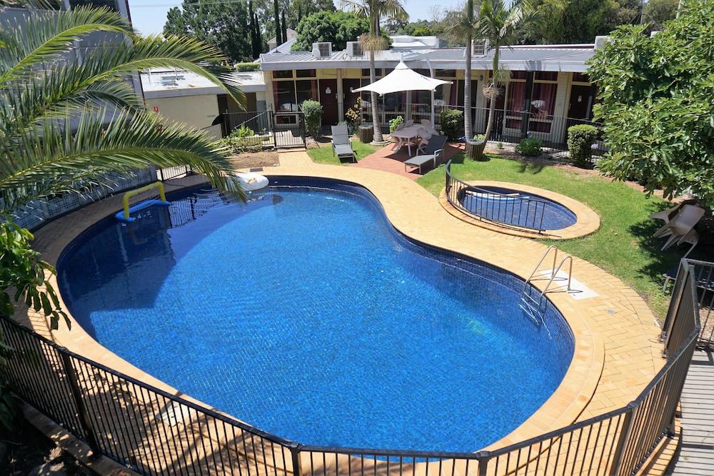 Jacksons Motor Inn Outdoor Pool