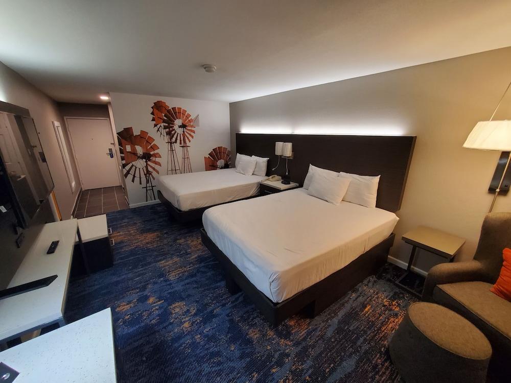 Clarion Pointe Marshall Room