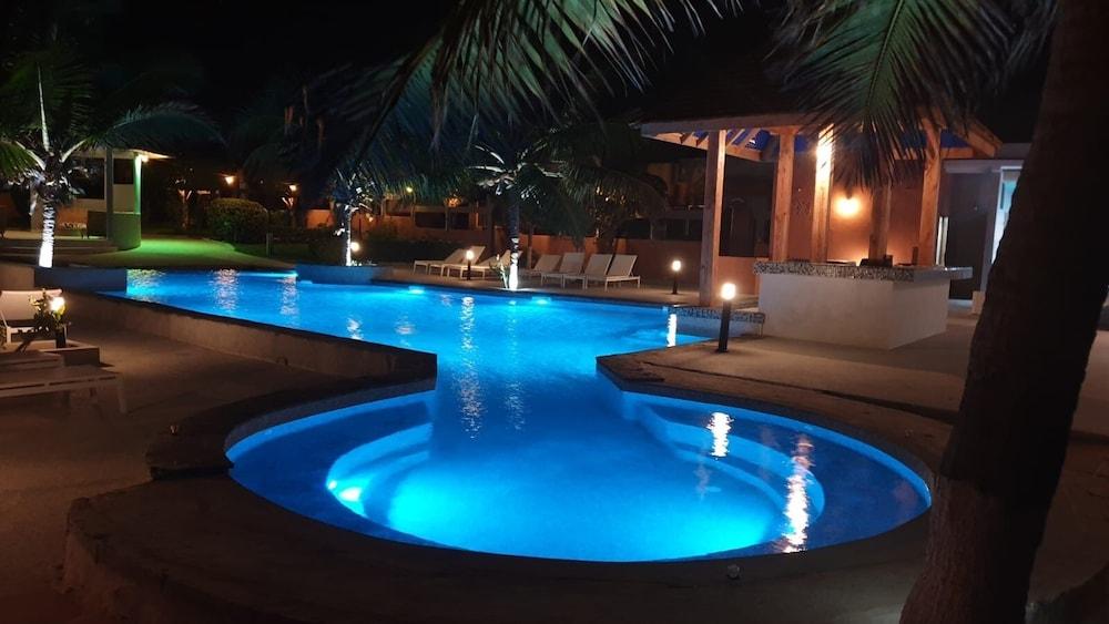 Phenix Somone Outdoor Pool