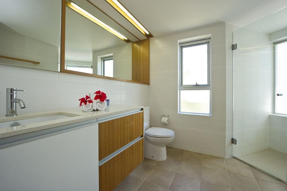 Maggies Beachfront Apt. 5 Bathroom