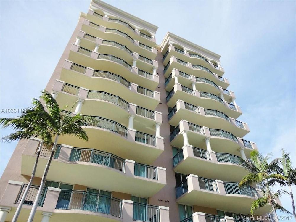 Stylish Modern 2bd 2bth Apt Near the Beach Exterior